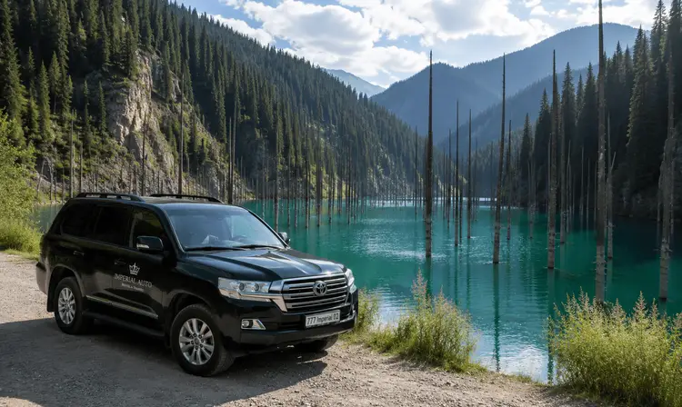 Автомобиль Imperial Auto на дороге к озеру Каинды